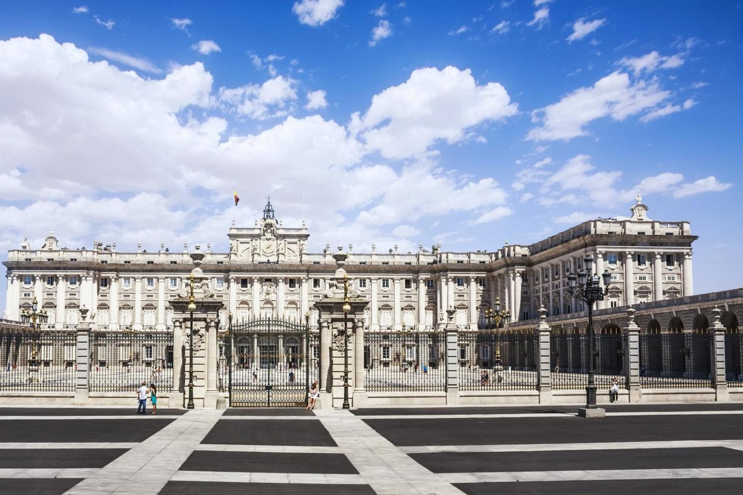 Дворец развлечений. Мадридский Королевский дворец. Паласио де Ориенте Мадрид. Королевский дворец в Мехико. Палас Мадрид.